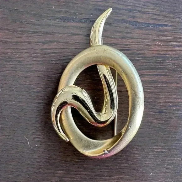 VINTAGE TONA gold tone swirl brooch - Picture 1 of 3